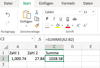 Es wird eine Excel Tabelle gezeigt in der die Summe der Zahlen 1000,74 und 27,84 gebildet wird. Hier wurden Punkt und Komma anders gesetzt, als auf dem vorherigen Bild und in der Ergebniszelle wird das richtige Ergebnis angezeigt. 