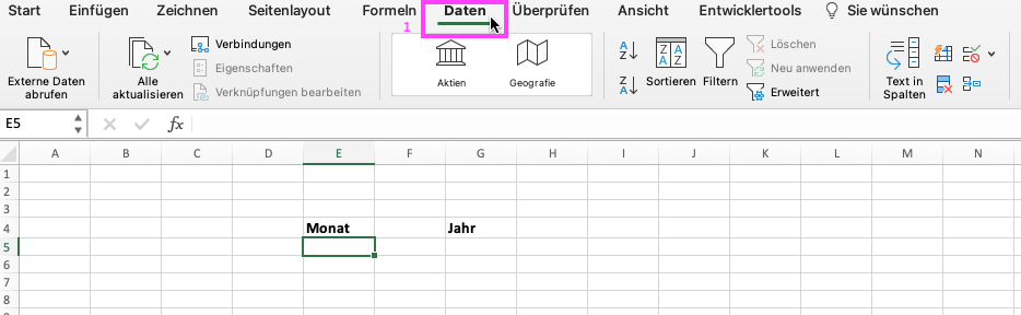 Arbeitsmappe in Excel. Zelle E4 beinhaltet das Wort Monate und G4 das Wort Jahr. Zelle E5 ist markiert und die Maus zeigt im Menüband oben auf den Reiter "Daten". Dieser ist markiert mit einer "1".